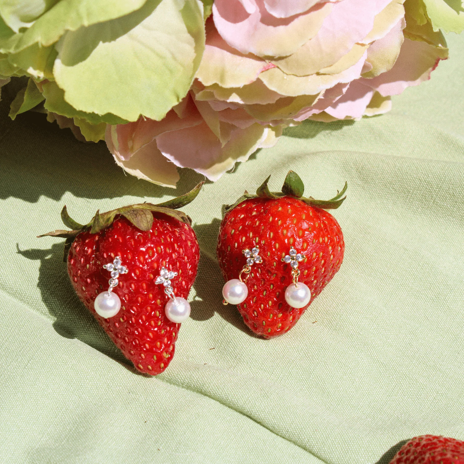 Lucky charm pearl studs silver - Image 4